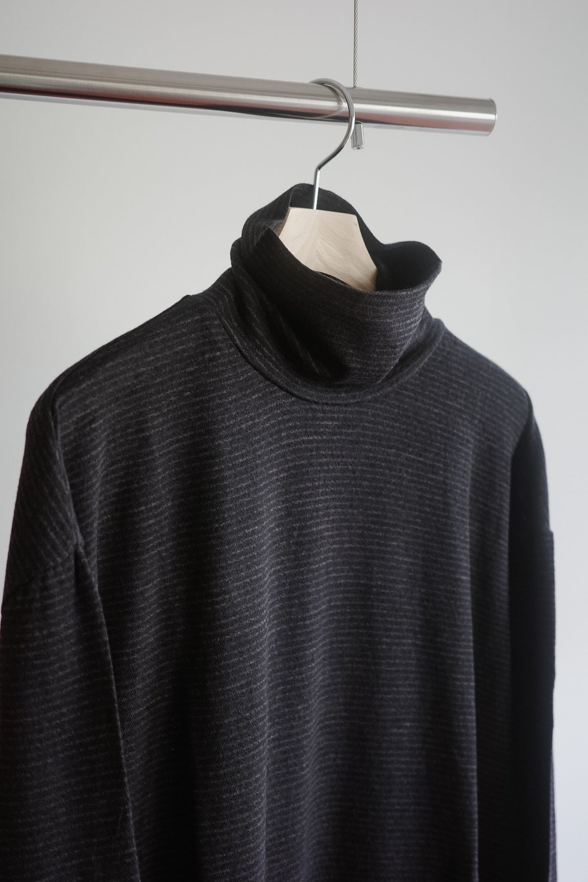 ULTERIOR SUPER FINE WOOL COTTON TURTLE-NECK TOP (BORDER STRIPE)