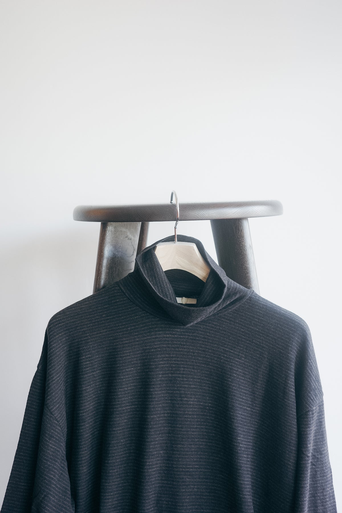 ULTERIOR SUPER FINE WOOL COTTON TURTLE-NECK TOP (BORDER STRIPE)