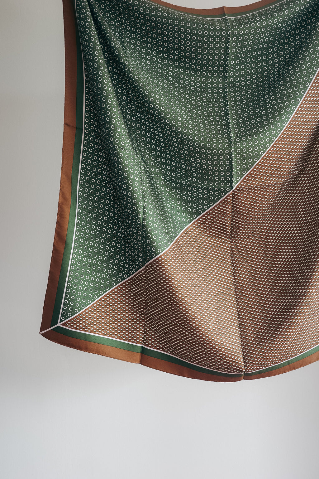 Nikki ESSENTIAL PIECES KOMON Silk Scarf