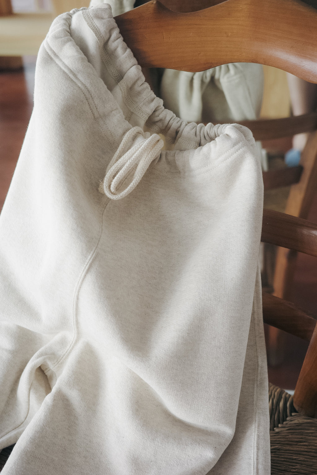 BISOWN LOOSE SWEAT PANTS