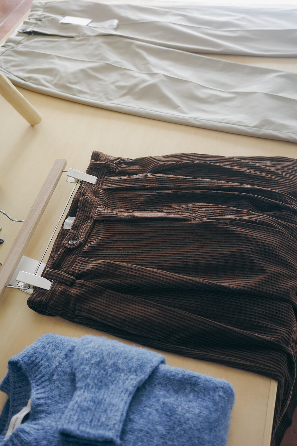 BISOWN MIXED-WALE CORDUROY 2-TUCK TROUSERS