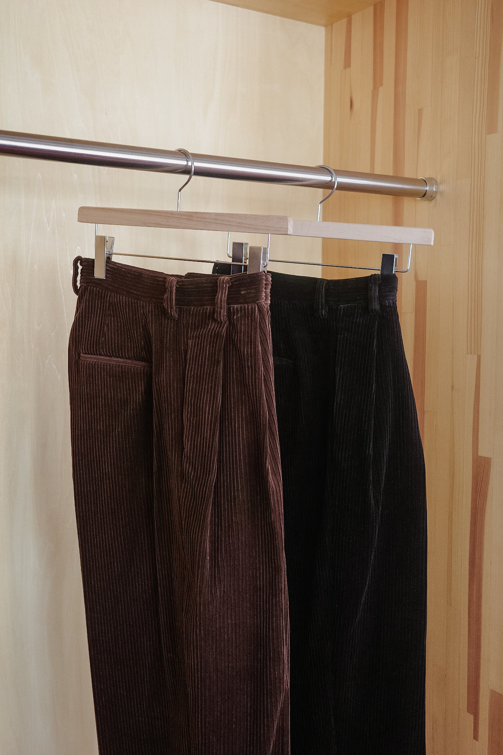 BISOWN MIXED-WALE CORDUROY 2-TUCK TROUSERS