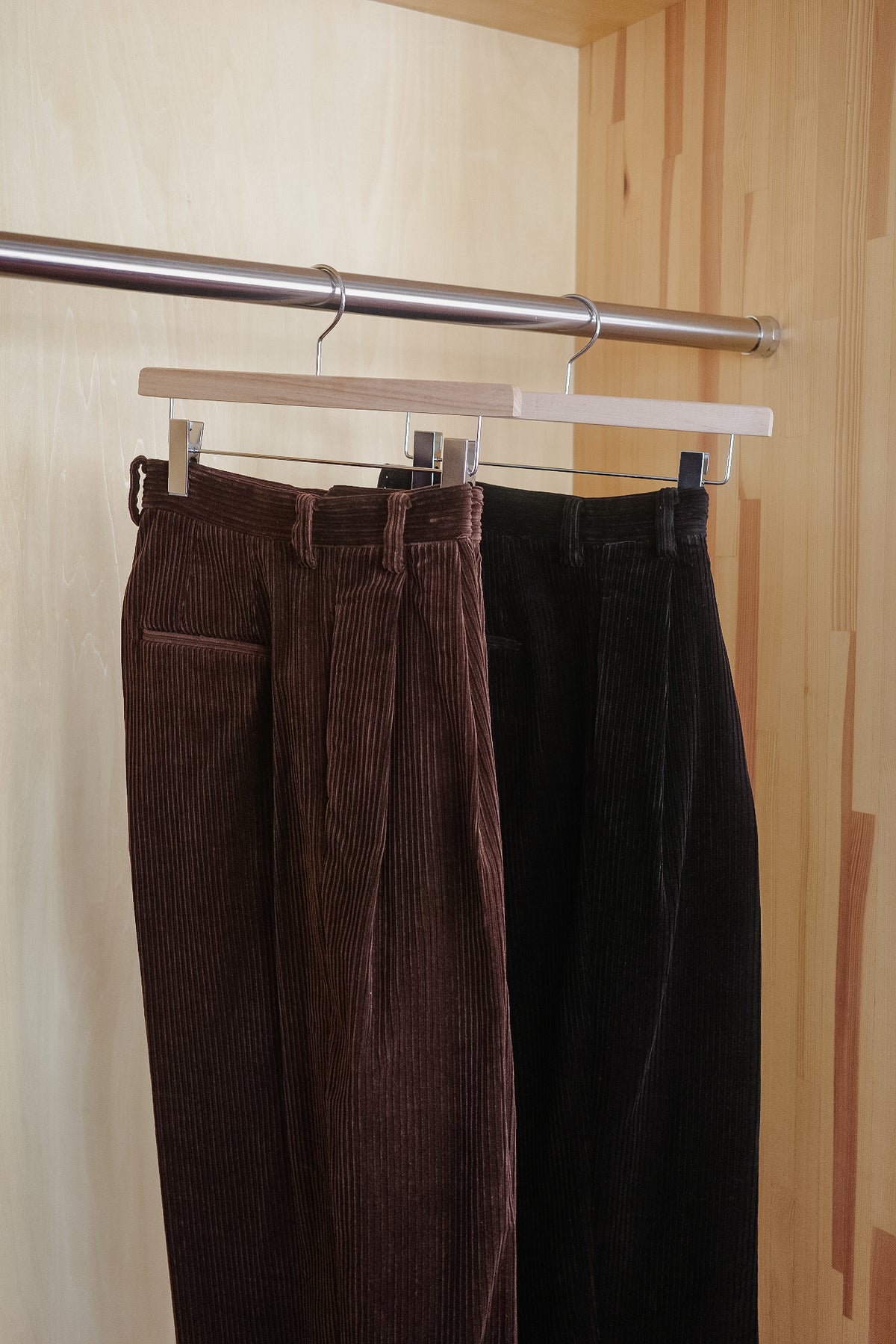 BISOWN MIXED-WALE CORDUROY 2-TUCK TROUSERS
