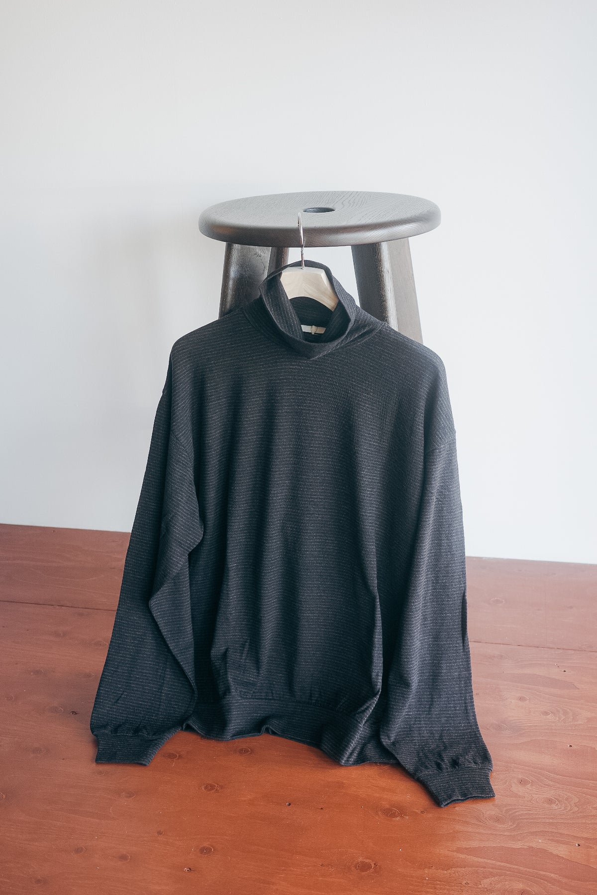 ULTERIOR SUPER FINE WOOL COTTON TURTLE-NECK TOP (BORDER STRIPE)